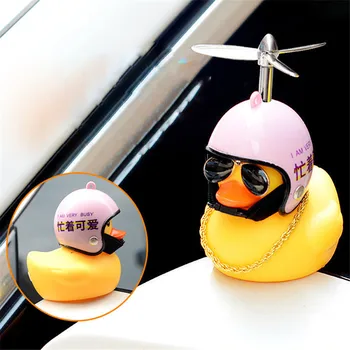 1PC Mažai Gražių Lucky Duck Automobilių Ornamentu Kūrybos Apdaila, Automobilių Prietaisų Žaislus, su Šalmu ir Grandinės Juokinga, Auto Priedai